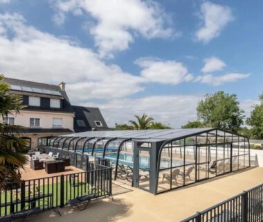 Piscine couverte sous verrière au Camping 3 étoiles ccbfeif