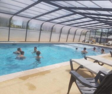Piscine couverte avec baigneurs au Camping 3 étoiles – Piscine – ccbfeif