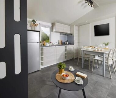 Intérieur avec kitchenette et coin repas du Camping 3 étoiles – Piscine – ccbfeif