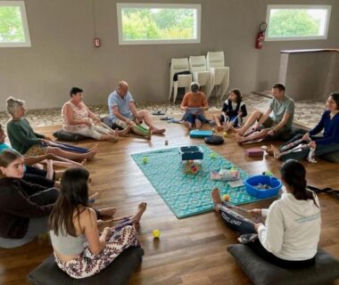 Salle commune avec groupe assis en cercle dans le Camping 3 étoiles - Piscine - ccbfeif