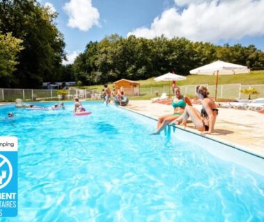 Piscine extérieure avec baigneurs au Camping 3 étoiles - Piscine chauffée - Périgord Vert
