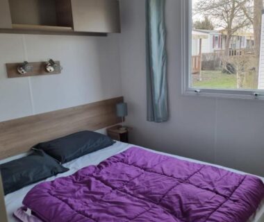 Chambre avec lit double et fenêtre dans le Camping 4* 3 CH 2 SDB- Lave linge- Lave vaisselle
