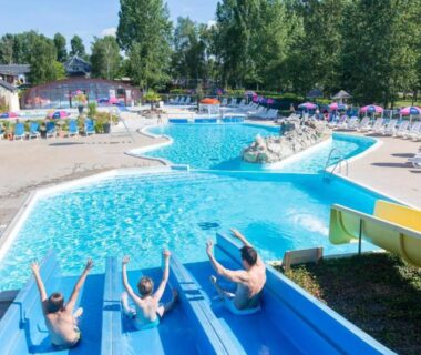 Piscine extérieure avec toboggans et transats au Camping 4* 3 CH 2 SDB- Lave linge- Lave vaisselle