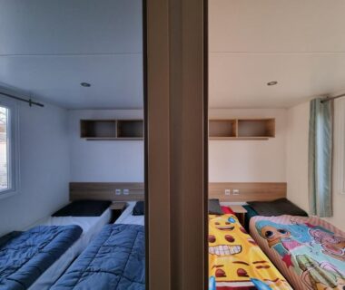 Intérieur mobil-home deux chambres avec lits jumeaux dans le Camping 4* 3 CH 2 SDB- Lave linge- Lave vaisselle