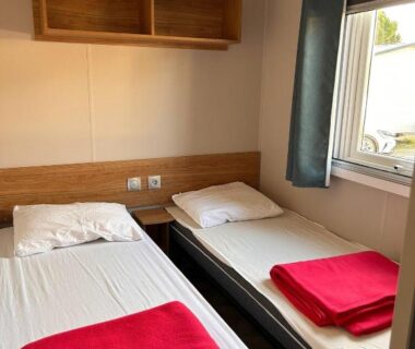 Chambre avec deux lits simples dans le Camping 4 étoiles Mobil-Home Haut de Gamme Neuf 6-8 pers