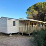 Terrasse en bois devant mobil home dans le Camping 4 étoiles Mobil-Home Haut de Gamme Neuf 6-8 pers