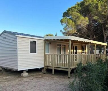 Terrasse en bois devant mobil home dans le Camping 4 étoiles Mobil-Home Haut de Gamme Neuf 6-8 pers