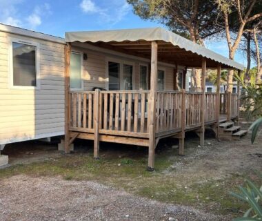Terrasse en bois et façade de mobil-home au Camping 4 étoiles Mobil-Home Haut de Gamme Neuf 6-8 pers