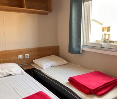 Chambre avec deux lits simples et fenêtre dans le Mobil-Home Haut de Gamme Neuf 6-8 pers