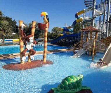 Piscine extérieure avec toboggans et jeux aquatiques au Camping 4 étoiles Parc aquatique ccbbiei