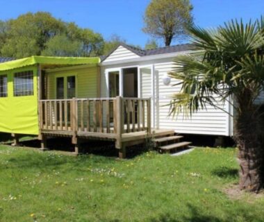 Pelouse et terrasse devant mobil-homes dans le Camping 4 étoiles Parc aquatique ccbbiei