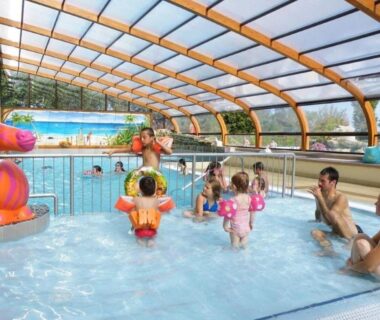Piscine couverte pour enfants et familles au Camping 4 étoiles Parc aquatique ccbbiei
