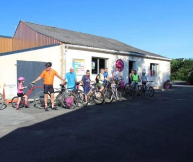 Devant du camping avec groupe à vélo au Camping 4 étoiles – Parc aquatique – ccbbiei