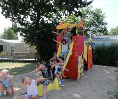 Aire de jeux avec toboggan et enfants au Camping 4 étoiles Parc aquatique ccbbiei