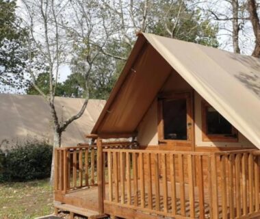 Extérieur avec cabane en bois et terrasse au Camping 4 étoiles – Piscine – ccaaeah