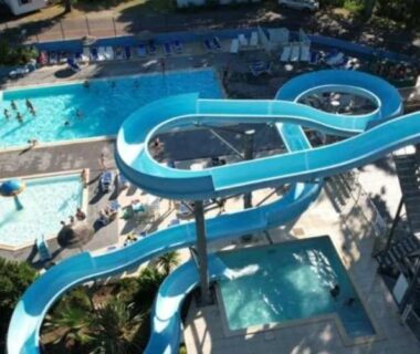 Complexe aquatique avec toboggans et plusieurs bassins au Camping 4 étoiles – Piscine – ccaaeah
