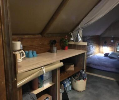 Intérieur mansardé avec kitchenette et coin nuit dans le Camping 4 étoiles - Piscine - ccaaeah