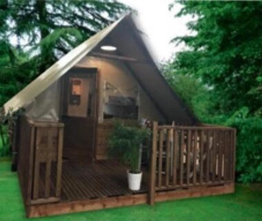 Terrasse en bois devant tente safari dans la forêt du Camping 4 étoiles ccaaeah