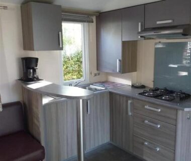 Cuisine équipée dans le mobil-home du Camping 4 étoiles Piscine ccab0ea