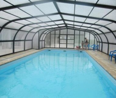 Piscine couverte sous verrière dans le Camping 4 étoiles – Piscine – ccab0ea