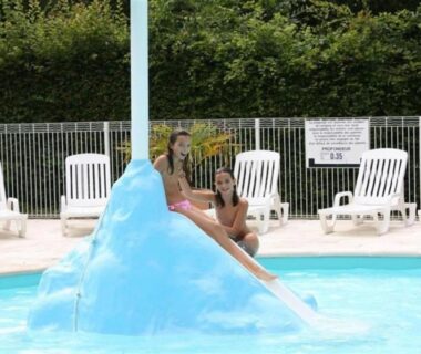 Piscine avec toboggan et transats au Camping 4 étoiles - Piscine - ccab0ea