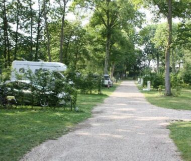 Allée ombragée entre emplacements et caravanes du Camping 4 étoiles - Piscine - ccab0ea