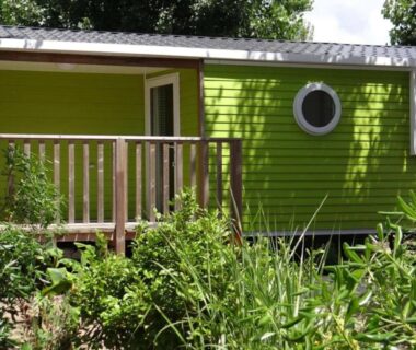 Terrasse en bois devant mobilhome vert au camping 4 étoiles Piscine ccbbihi