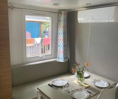 Coin repas dans le mobil home du Camping 4 étoiles Piscine ccbbihi