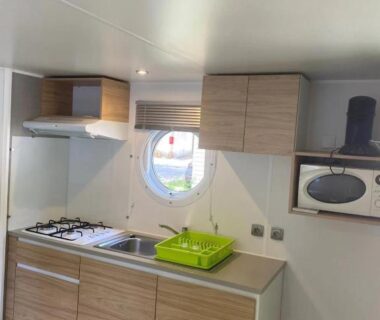 Cuisine équipée dans locatif avec hublot et plaque de cuisson du Camping 4 étoiles Piscine ccbbihi