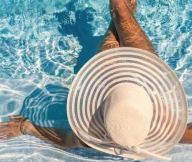 Dans la piscine personne au chapeau large au Camping 4 étoiles – Piscine – ccbbihi