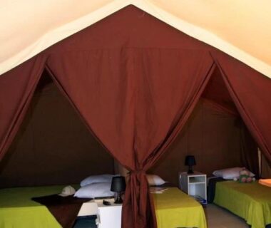 Intérieur de tente avec deux lits dans le Camping 4 étoiles Piscine eed0fi