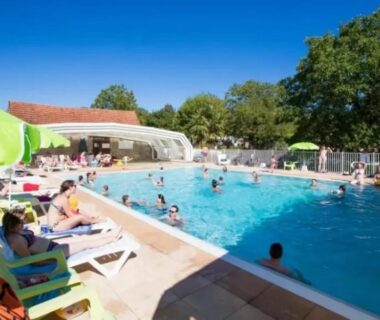 Piscine extérieure avec baigneurs et transats au Camping 4 étoiles Piscine eed0fi