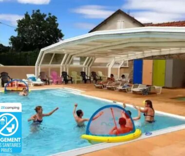Piscine couverte avec baigneurs et transats au Camping 4 étoiles - Piscine - eed0fi
