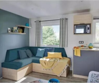 Séjour avec banquette et kitchenette dans le Camping 4 étoiles Piscine eed0fi