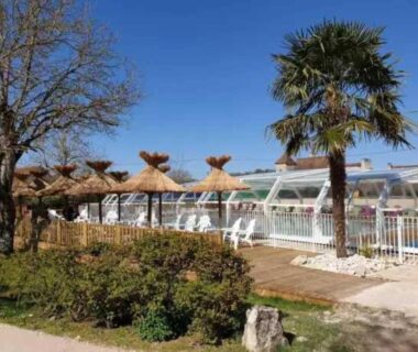 Piscine couverte avec parasols et chaises longues au Camping 4 étoiles - Piscine - eed0fi