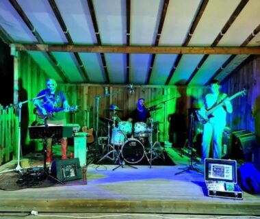 Scène couverte avec groupe et instruments au Camping 4 étoiles – Piscine – eed0fi
