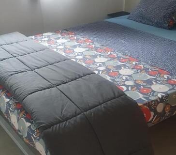 Chambre avec lit rideau et lampe dans le Camping 4 étoiles à Sète