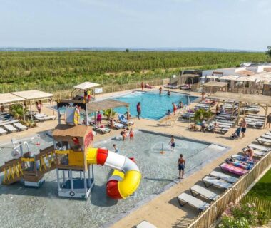 Piscine extérieure avec toboggan et transats au Camping 4 étoiles à Sète