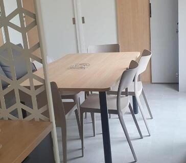 Coin repas avec table et chaises dans le mobil home du Camping 4 étoiles à Sète