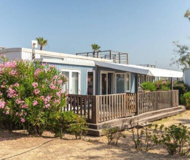 Terrasse en bois devant mobil-home et lauriers au Camping 4 étoiles à Sète