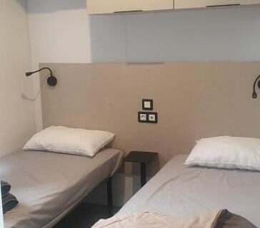Chambre avec deux lits jumeaux dans le Camping 4 étoiles à Sète