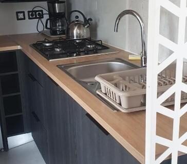 Cuisine équipée avec évier micro-ondes et cafetière dans le camping 4 étoiles à Sète