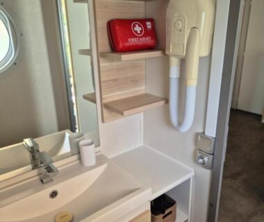 Salle de bain avec lavabo et sèche-cheveux au Camping 4 étoiles Les Viviers Lège Cap Ferret