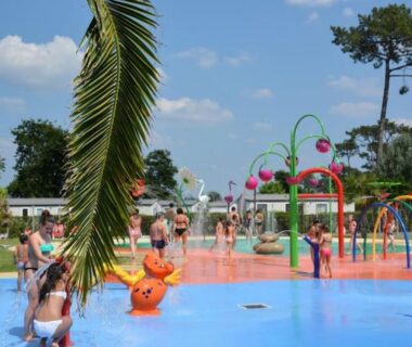 Aire aquatique colorée avec jeux d'eau pour enfants au Camping 4 étoiles Les Viviers Lège Cap Ferret