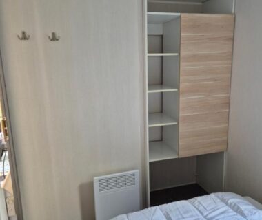 Chambre avec lit et placard dans le camping 4 etoiles les viviers lege cap ferret