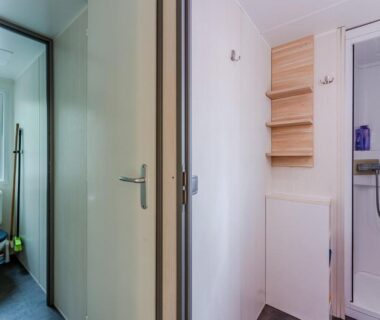 Salle de bain avec douche et WC de l'hébergement du Camping 4 étoiles parc aquatique