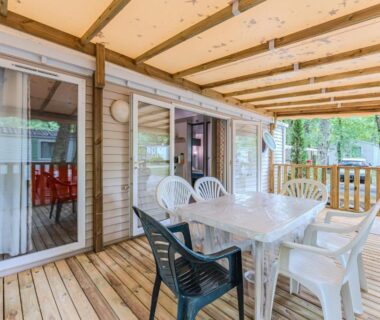 Terrasse couverte avec table et chaises du Camping 4 étoiles parc aquatique