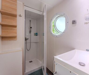 Salle de bain avec douche et vasque dans le Camping 4 étoiles parc aquatique