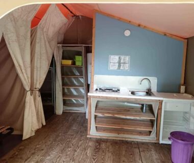 Intérieur avec kitchenette et rangements dans la tente du Camping 46 Rainettes