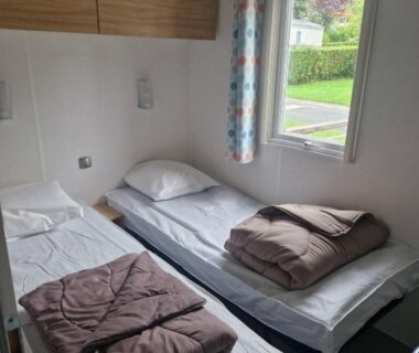 Intérieur chambre deux lits simples dans le mobilhome Camping 5 étoiles piscines chauffées club enfants mobilhome premium 6pers